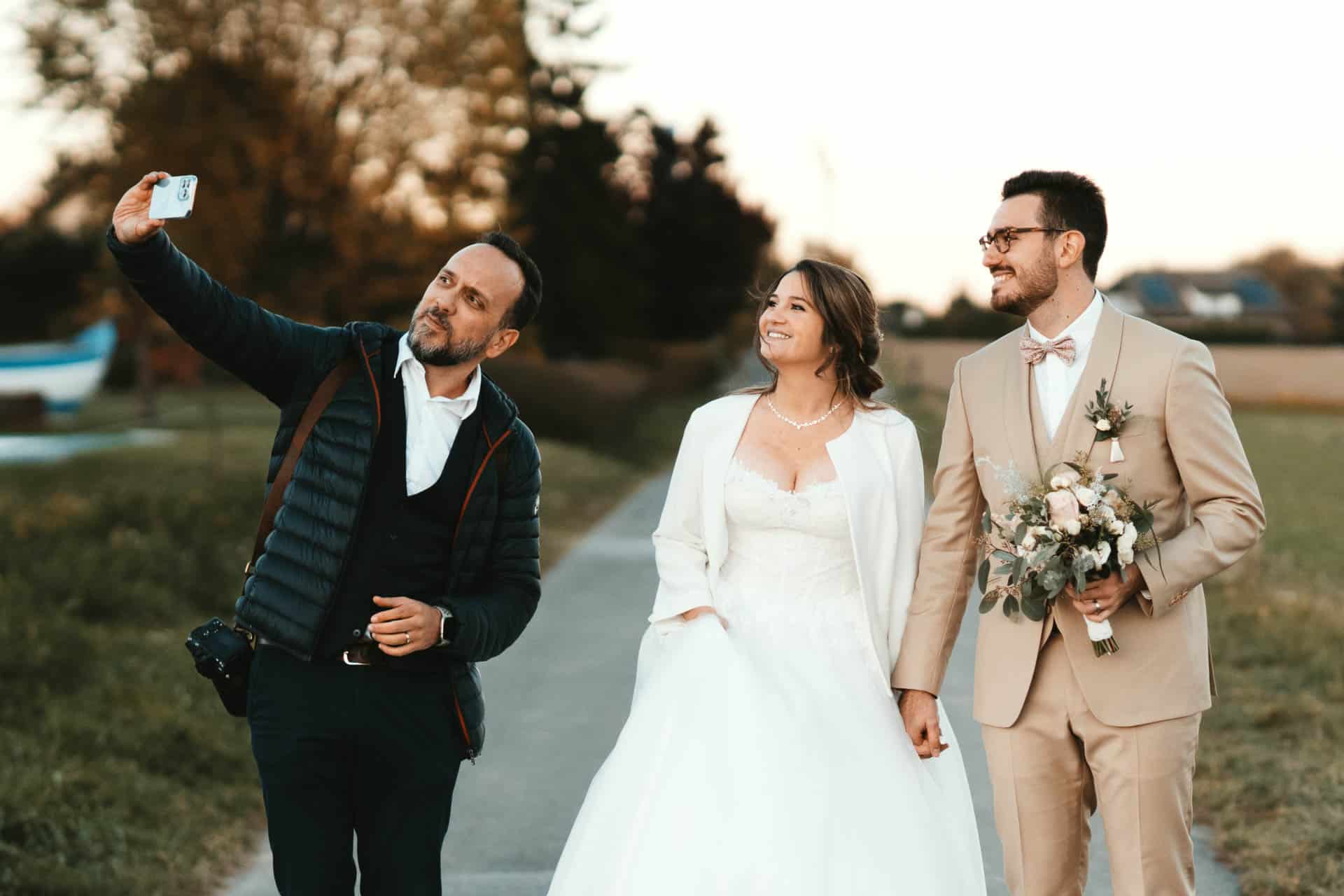 RDMPHOTOS - Photographe professionnel a Geneve pose avec les mariés