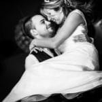 photographie de mariage, les mariés dansent. Photo en noir et blanc