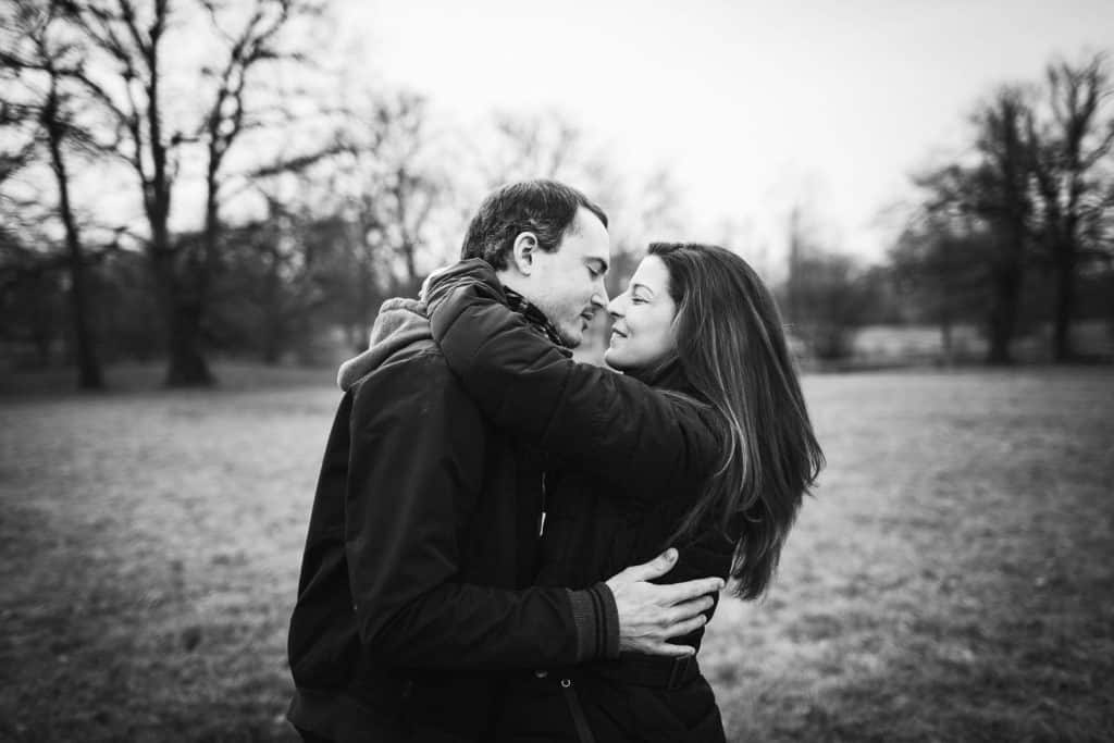photographe mariage geneve - photo de couple en noir et blanc qui s'embrasse.