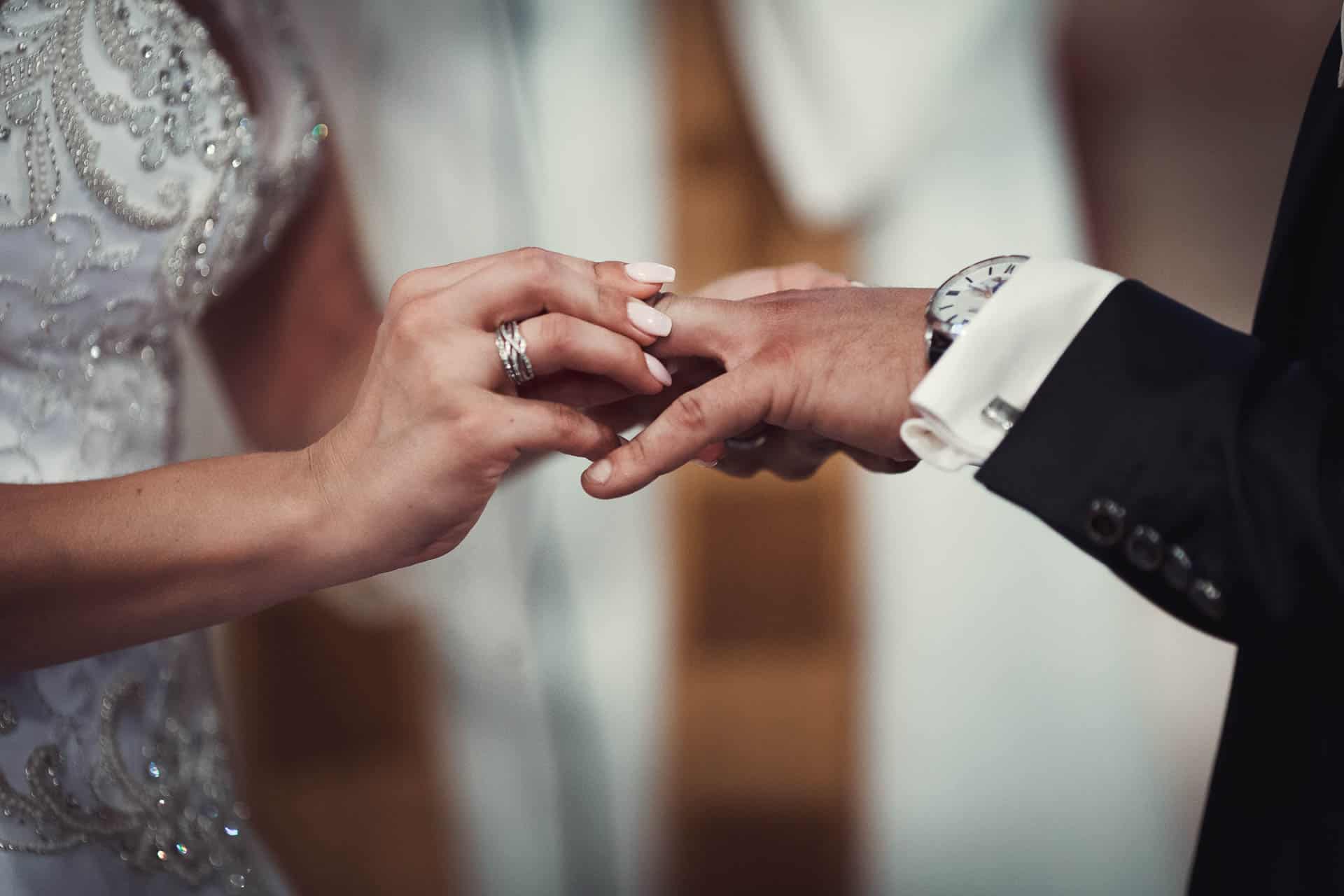 passage des alliances par les mariés à l'église photo en couleur par RDMPHOTOS