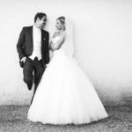 Photographie de mariage, les mariés se regardent. Photo en noir et blanc