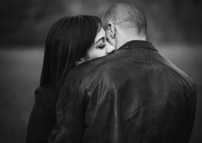 photographe mariage geneve - photo de couple se serrant dans les bras en noir et blanc