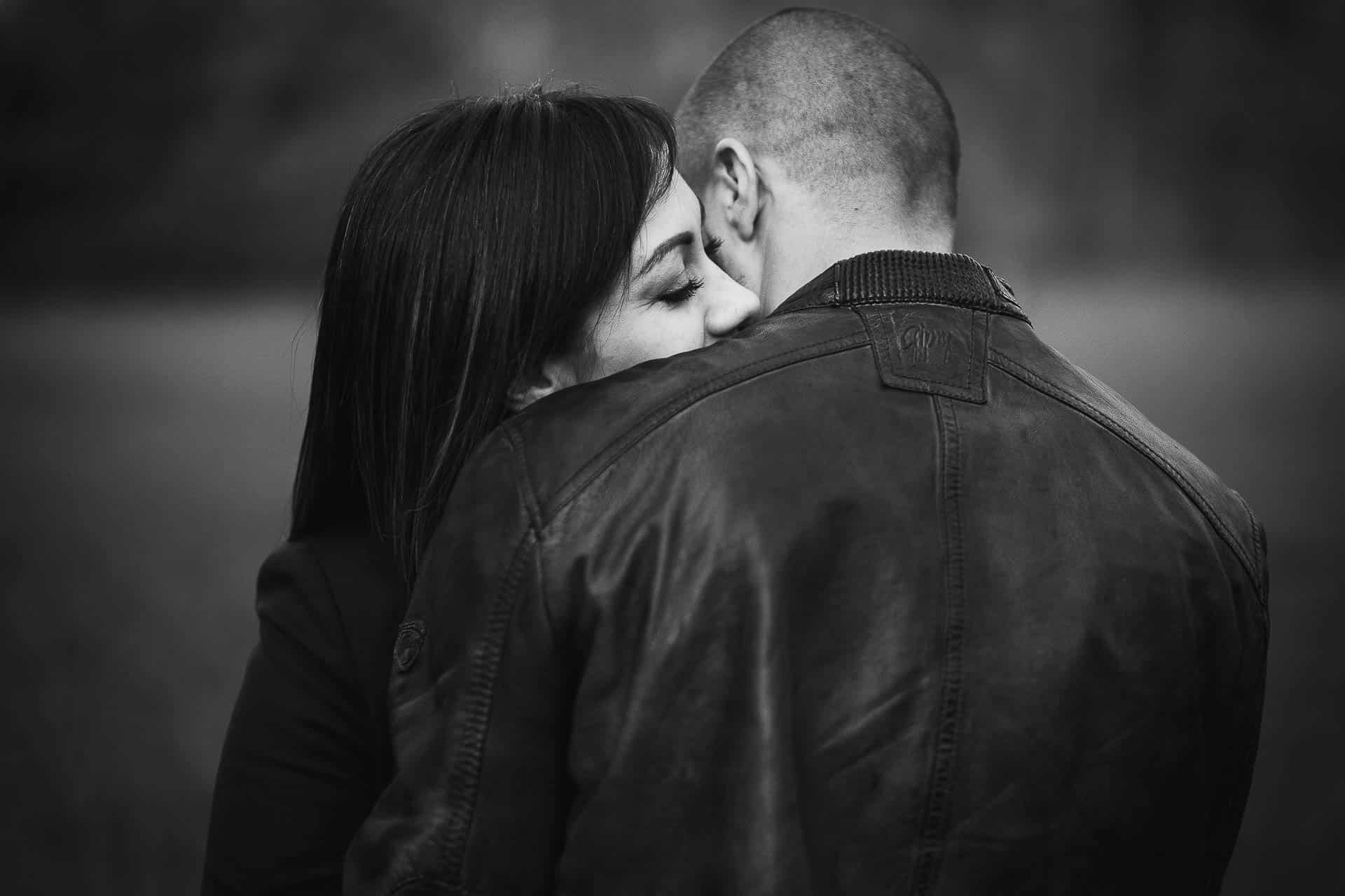 photographe mariage geneve - photo de couple se serrant dans les bras en noir et blanc