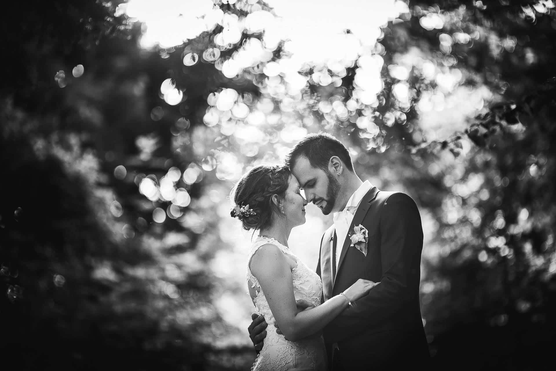 Photographe mariage Geneve - Couple de nouveaux mariés en noir et blanc lors d'une séance photo