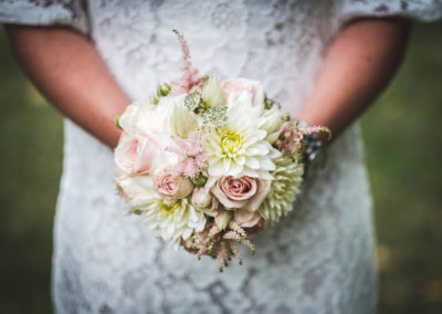 photographe mariage geneve - gros plan sur le bouquet que la mariée tient dans ses mains.